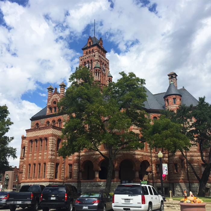 Exploring Waxahachie! | The Daytripper